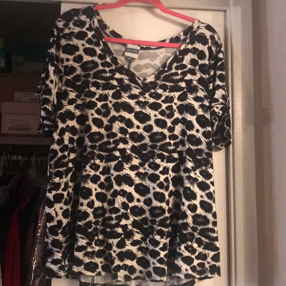 Meri Skye V-neck Leopard Print Tee